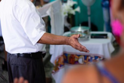 cuba-iglesia-hands-1