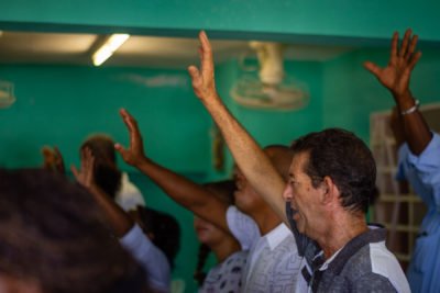 cuba-iglesia-hands-2