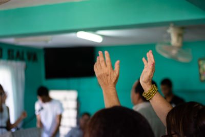 cuba-iglesia-hands-3