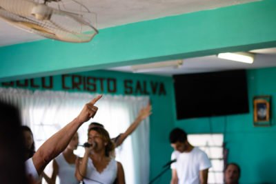 cuba-iglesia-hands-4